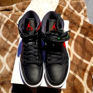 Air Jordan 1 Mid Black Siren